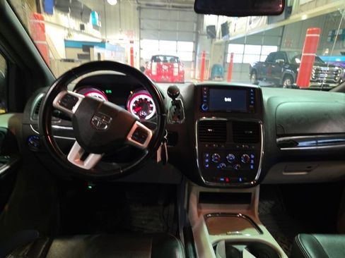 Used 2018 Dodge Grand Caravan SXT image 8