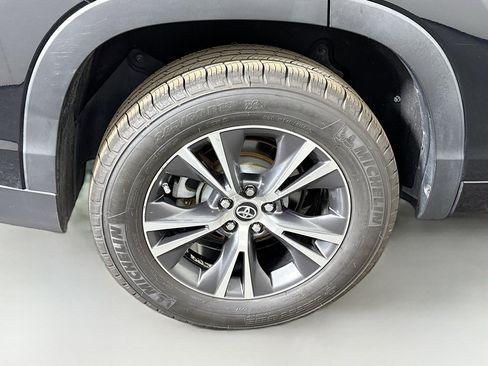 Used 2018 Toyota Highlander LE image 32