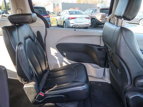 Used 2023 Chrysler Pacifica Touring-L image 19