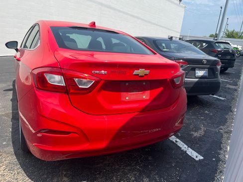 Used 2017 Chevrolet Cruze LT w/ Convenience Package FWD image 3