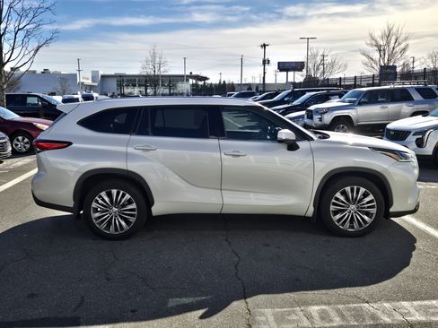 Used 2020 Toyota Highlander Platinum image 11