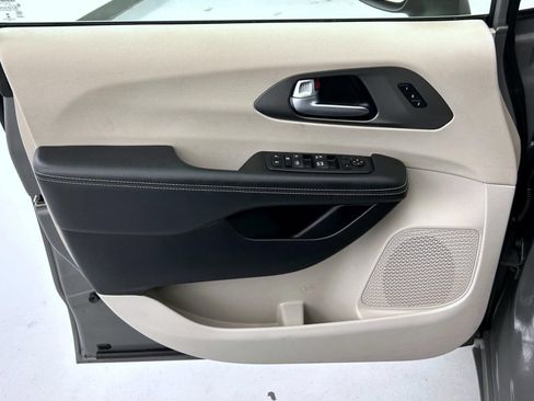 Certified 2023 Chrysler Pacifica Touring-L FWD image 9