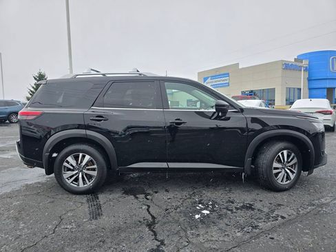 Used 2022 Nissan Pathfinder SL AWD/4WD image 9