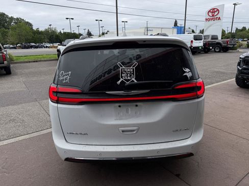 Used 2022 Chrysler Pacifica Limited FWD image 5