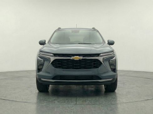Used 2025 Chevrolet Trax LT w/ LT Convenience Package FWD image 2