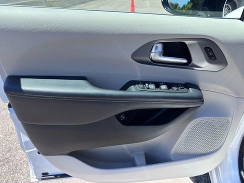Used 2024 Chrysler Pacifica Limited FWD image 9