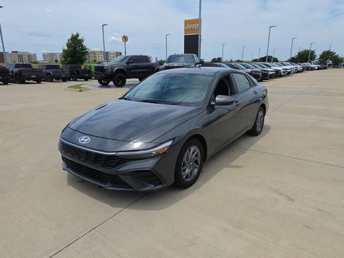 Used 2024 Hyundai Elantra SEL FWD image 9