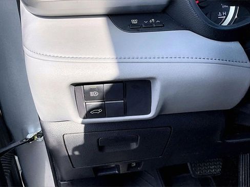 Used 2022 Toyota Highlander LE image 25