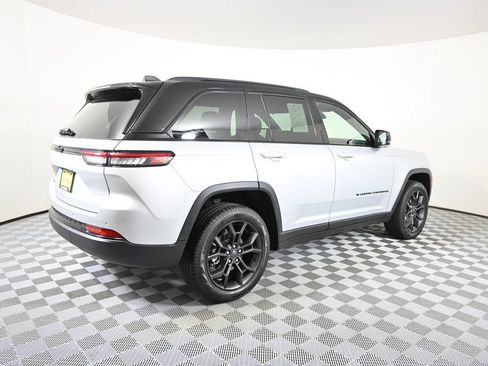 Used 2025 Jeep Grand Cherokee Limited w/ Trailer Tow Package AWD/4WD image 6