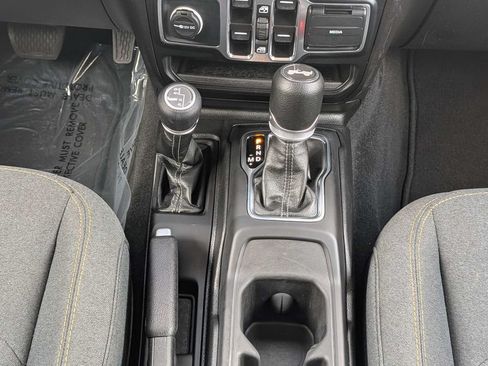Used 2025 Jeep Wrangler Unlimited Sahara AWD/4WD image 18