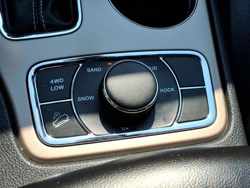 Used 2017 Jeep Grand Cherokee Limited image 16