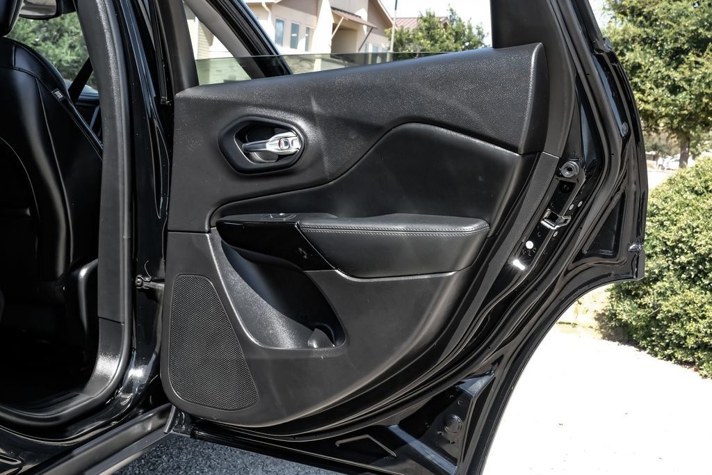 Used 2021 Jeep Cherokee Latitude Plus FWD image 40