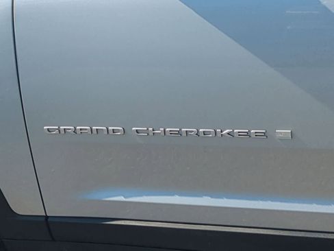 New 2026 Jeep Grand Cherokee Limited w/ Luxury Tech Group II AWD/4WD image 13