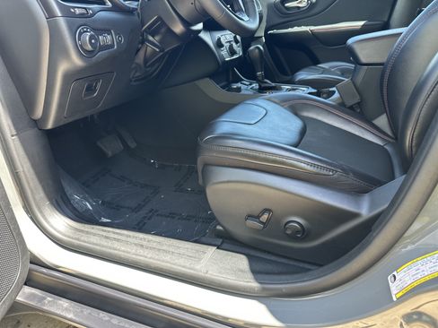 Used 2022 Jeep Cherokee Trailhawk w/ Comfort/Convenience Group AWD/4WD image 15