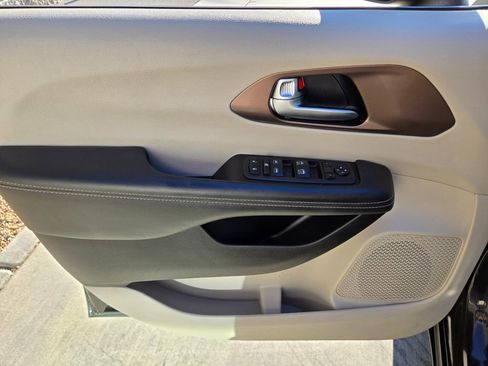 Used 2023 Chrysler Voyager LX image 22