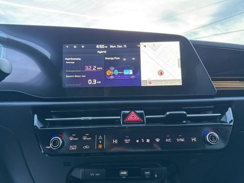 Used 2023 Kia Niro SX image 22