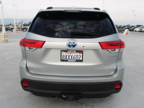 Used 2017 Toyota Highlander XLE AWD/4WD image 4