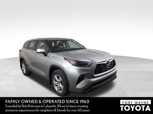Used 2025 Toyota Highlander LE AWD/4WD image 4