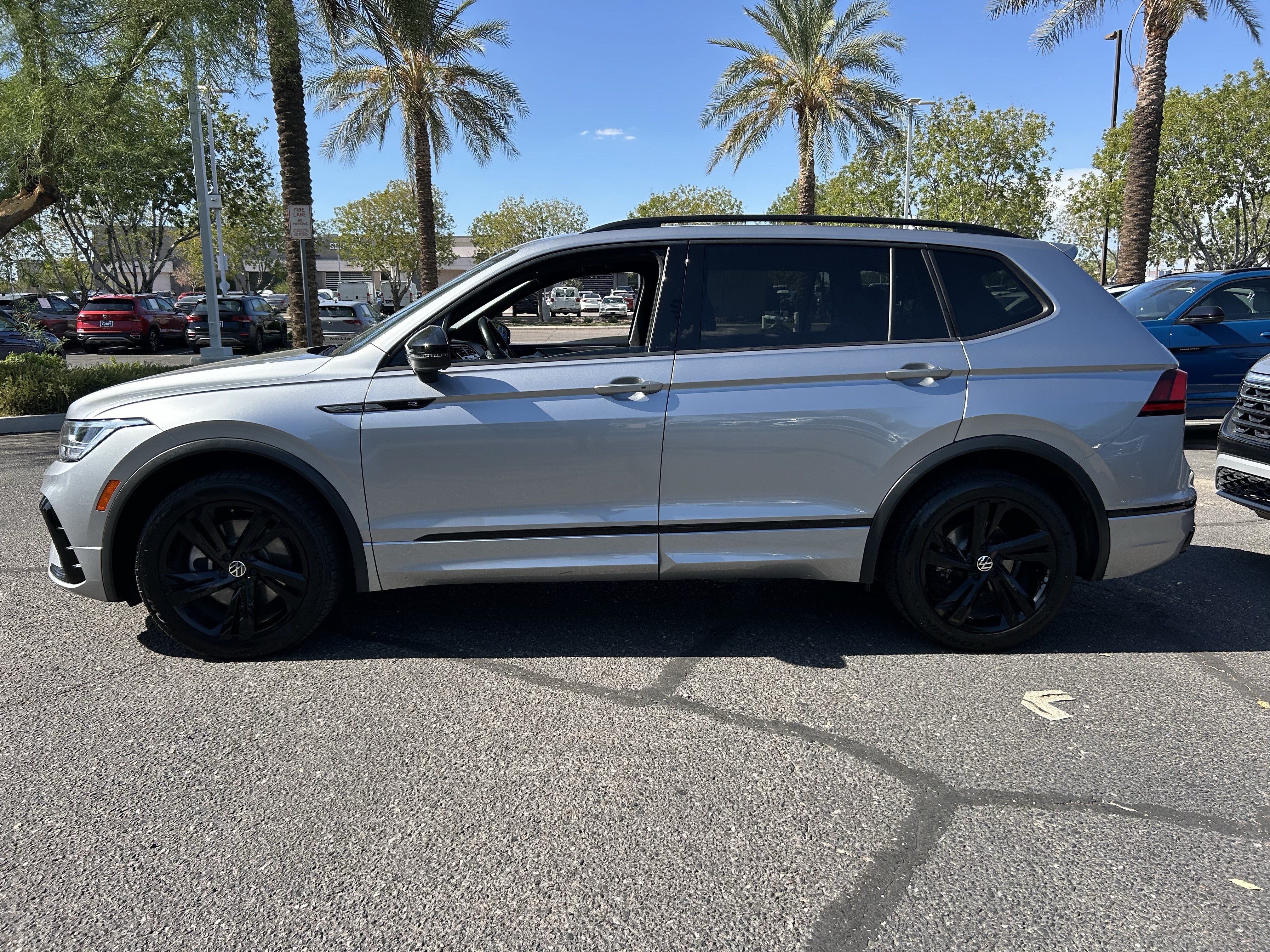 Used 2023 Volkswagen Tiguan SE R-Line FWD image 2