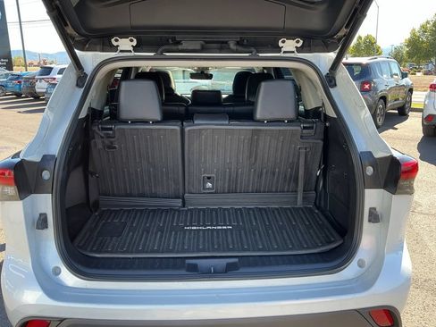 Used 2022 Toyota Highlander XLE AWD/4WD image 28