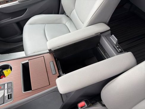 Used 2024 Toyota Sienna XLE image 21