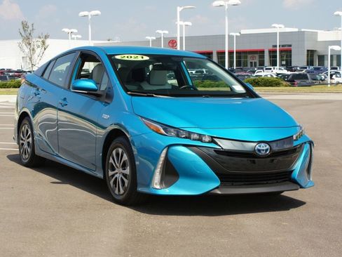 Used 2021 Toyota Prius Prime XLE image 2