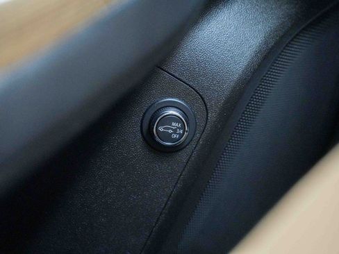 Used 2021 GMC Acadia SLE w/ Driver Convenience Package image 32