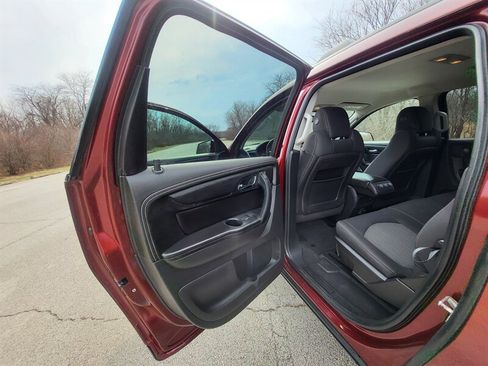 Used 2017 Chevrolet Traverse LT w/ Style and Technology Package FWD image 24