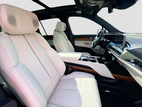 New 2026 Cadillac Vistiq Sport w/ LPO, Floor Liner Package image 30