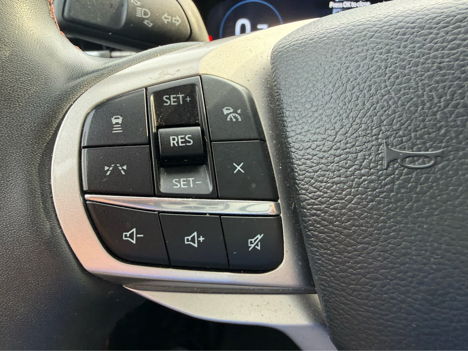 Used 2025 Ford Explorer Active AWD/4WD image 23
