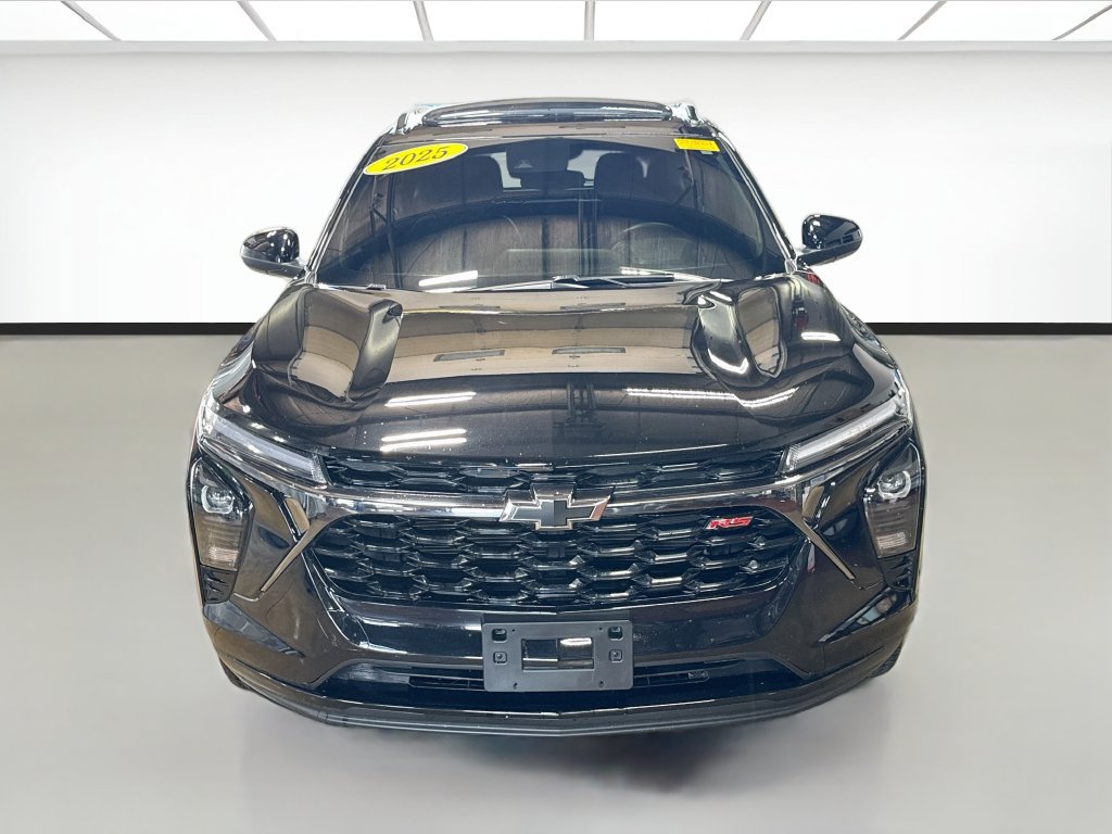 Used 2025 Chevrolet Trax RS w/ Sunroof Package FWD image 2