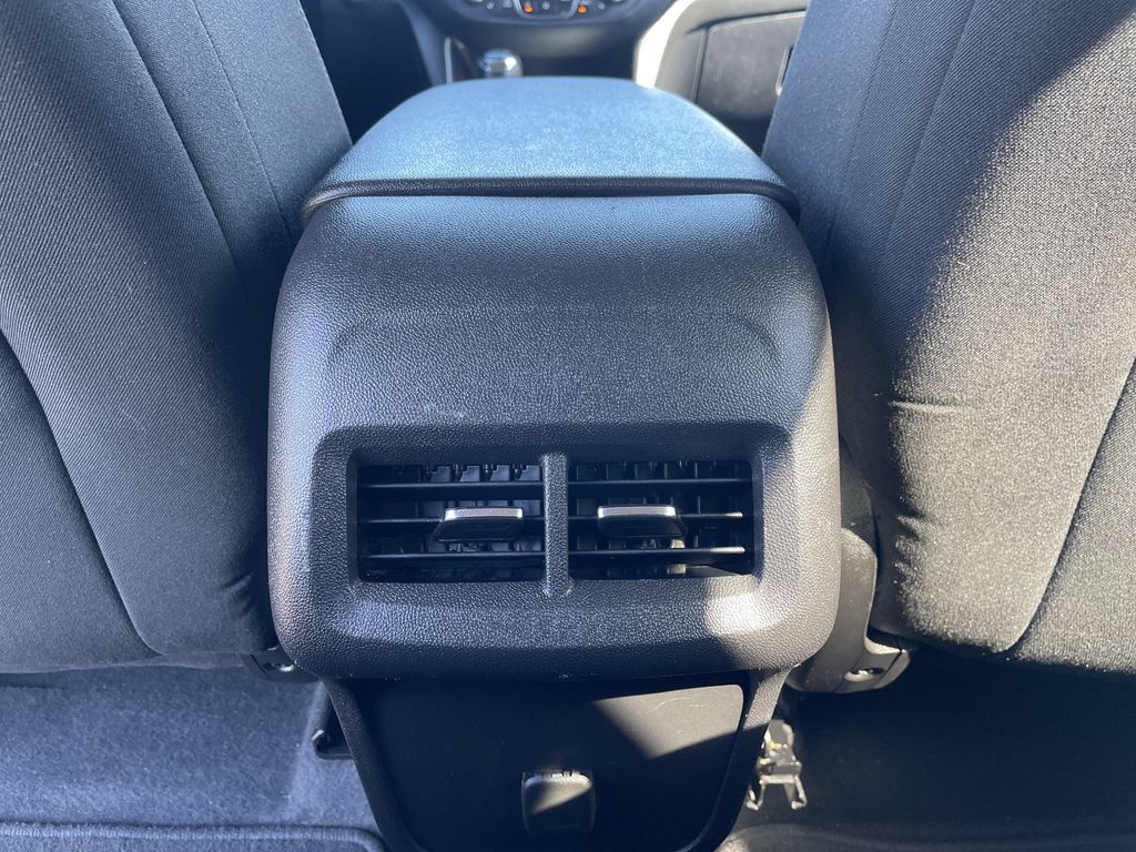 Used 2018 Chevrolet Equinox LT FWD image 18