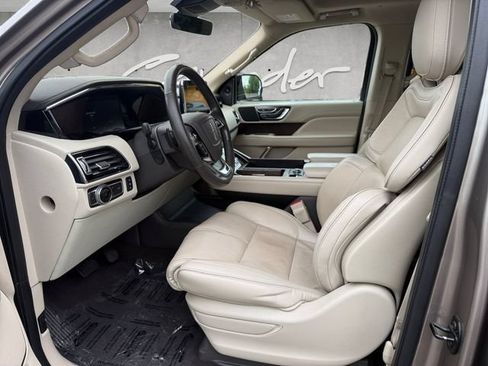 Used 2018 Lincoln Navigator Select w/ Technology Package RWD image 20
