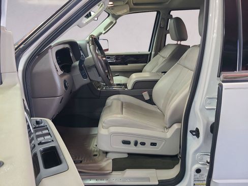 Used 2016 Lincoln Navigator Select RWD image 11