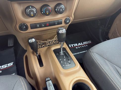 Used 2016 Jeep Wrangler Unlimited Sahara w/ Connectivity Group AWD/4WD image 25
