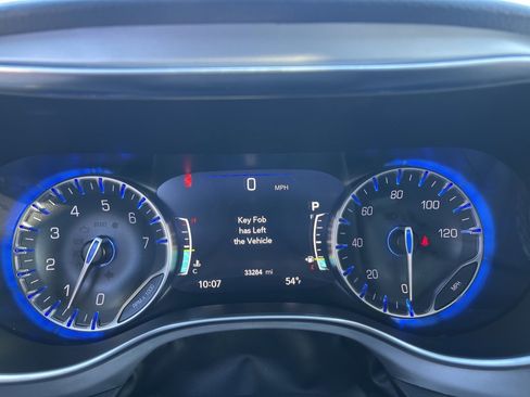 Used 2025 Chrysler Pacifica Limited image 26