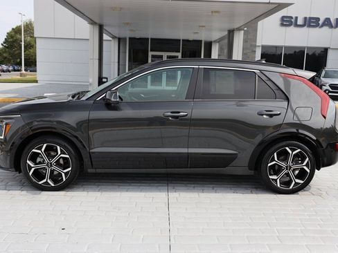 Used 2023 Kia Niro SX Touring image 2