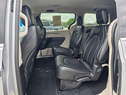 Used 2024 Chrysler Pacifica Touring-L FWD image 18
