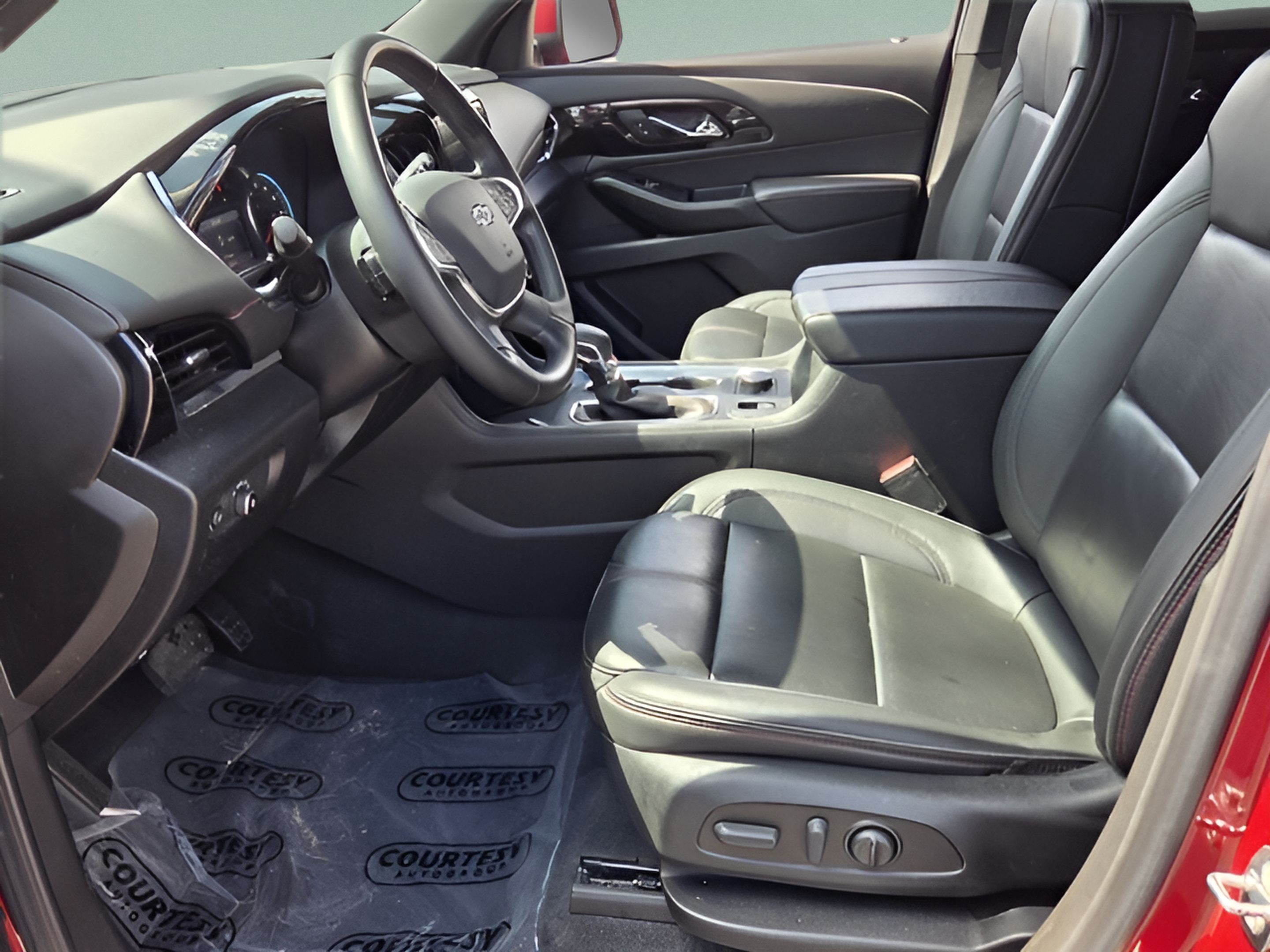 Used 2023 Chevrolet Traverse RS FWD image 9