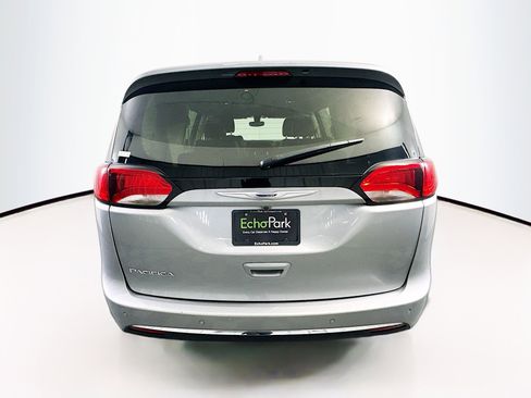 Used 2019 Chrysler Pacifica Touring-L FWD image 7