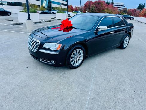 Used 2012 Chrysler 300 Limited RWD image 3