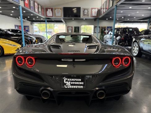 Used 2022 Ferrari F8 Tributo image 8