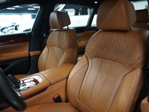 Used 2022 BMW ALPINA B7 xDrive w/ Luxury Rear Seating Package AWD/4WD image 12