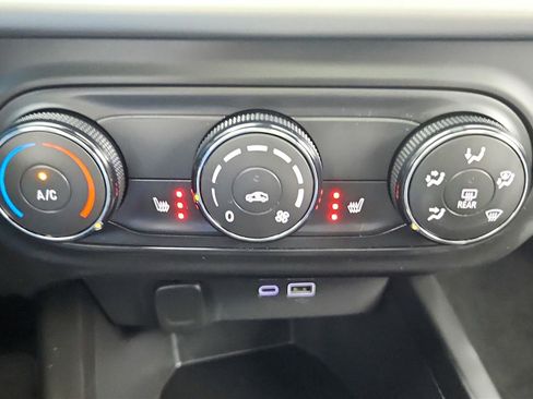 Used 2024 Chevrolet Trax RS w/ Sunroof Package image 39