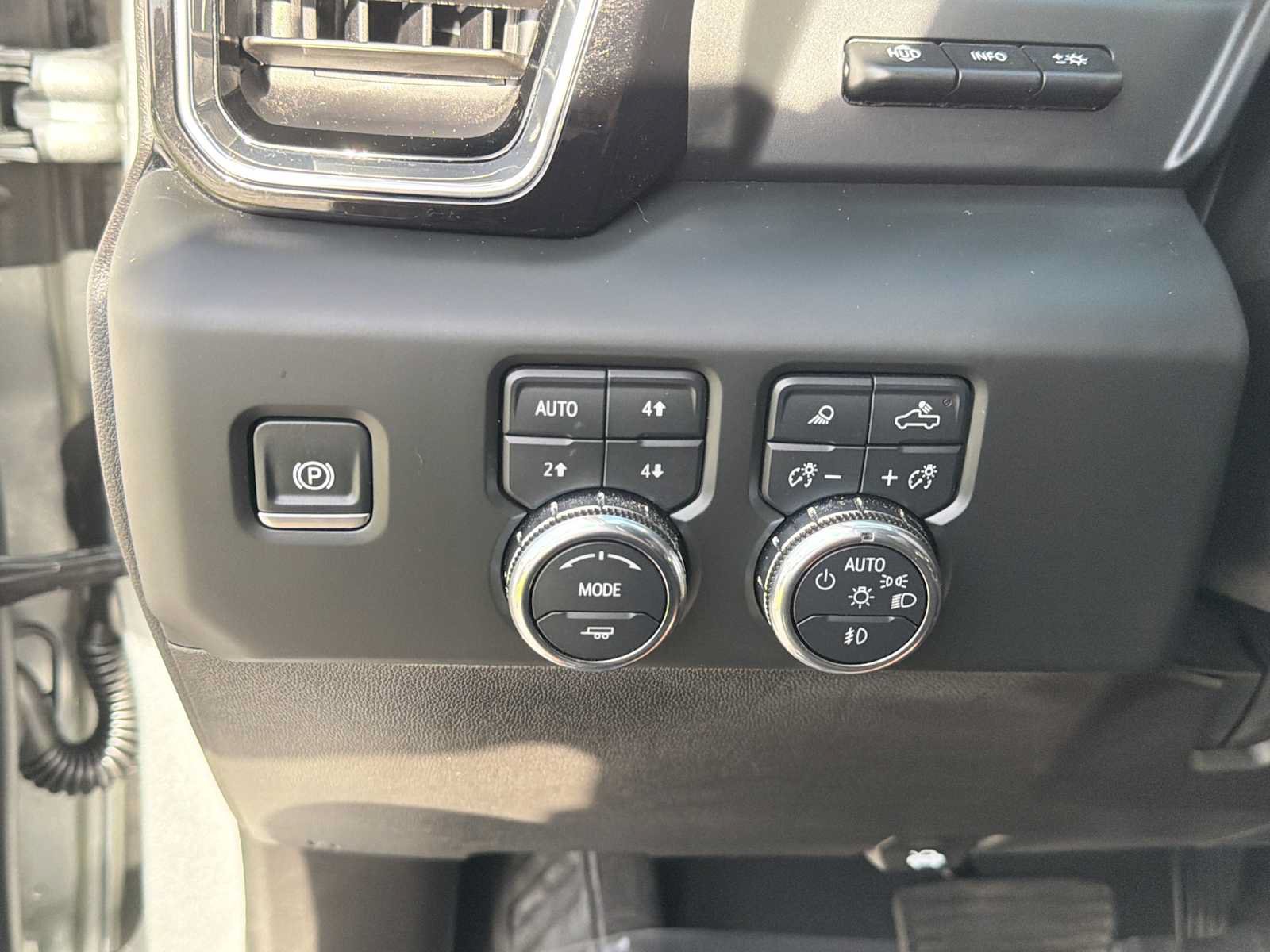 Used 2024 GMC Sierra 2500 Denali w/ Denali Reserve Package AWD/4WD image 32