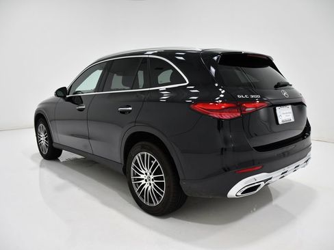 Used 2025 Mercedes-Benz GLC 300 4MATIC image 3