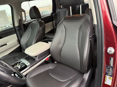 Used 2022 Kia Carnival EX image 8