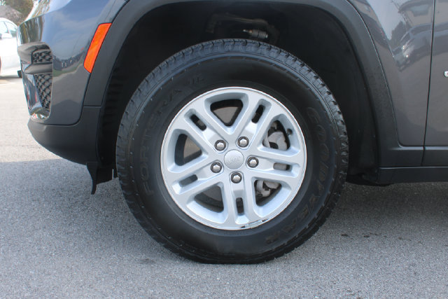 Used 2024 Jeep Grand Cherokee Laredo RWD image 34