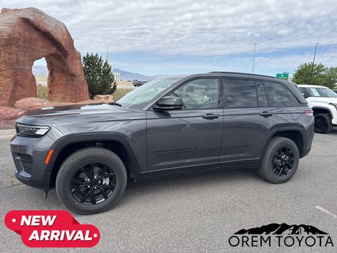 Used 2024 Jeep Grand Cherokee Altitude AWD/4WD image 13