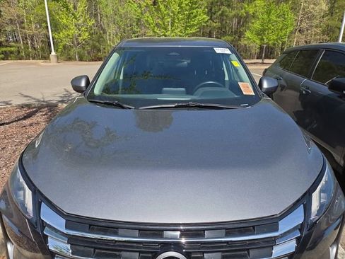 Used 2025 Nissan Rogue SV image 9